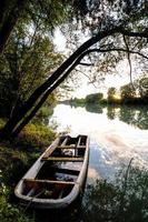 bote en el río foto