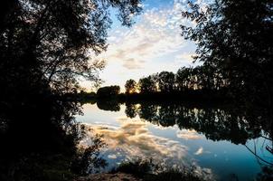 río al atardecer foto