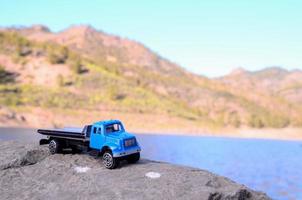 camión de juguete en una roca foto