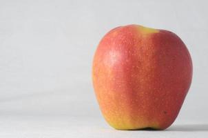 manzana sobre fondo gris claro foto