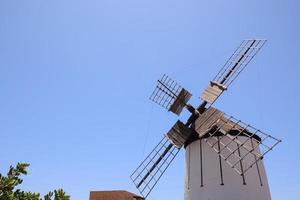 molino de viento tradicional bajo un cielo azul claro foto
