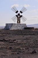 molino de viento tradicional bajo un cielo azul claro foto