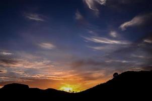 cielo colorido al atardecer foto