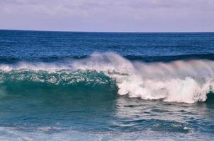 enormes olas del mar foto