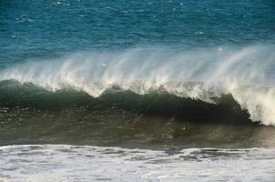 enormes olas del mar foto