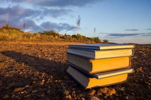 libros en el suelo foto