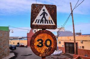 señales de tráfico corroídas en la calle foto