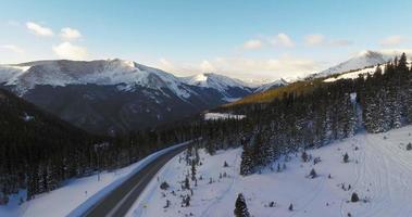 routes sinueuses dans les montagnes rocheuses video