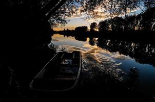 bote en el río foto