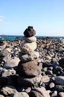 rocas apiladas en la playa foto
