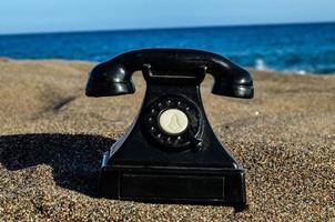 teléfono antiguo en la playa foto