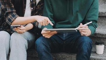 concentração total no trabalho. grupo de jovens empresários trabalhando e se comunicando enquanto estão sentados na mesa do escritório junto com colegas sentados em segundo plano video