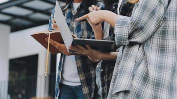 plena concentración en el trabajo. grupo de jóvenes empresarios que trabajan y se comunican mientras están sentados en el escritorio de la oficina junto con colegas sentados en el fondo video