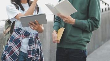 image de partenaires commerciaux discutant de documents et d'idées lors d'une réunion video