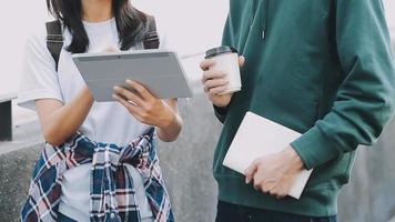 piena concentrazione sul lavoro. gruppo di giovani uomini d'affari che lavorano e comunicano seduti alla scrivania dell'ufficio insieme ai colleghi seduti sullo sfondo video