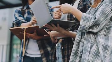 volledige concentratie aan het werk. groep jonge zakenmensen die werken en communiceren terwijl ze aan het bureau zitten, samen met collega's die op de achtergrond zitten video