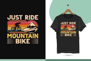 solo monte una bicicleta de montaña - plantilla de diseño de camiseta de equitación de estilo retro vintage. diseño de alta calidad para camisas, bolsos y tazas. ilustración vectorial con silueta de bicicleta, paseo, jinete y montaña. vector