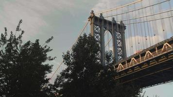 manhattan bridge vid solnedgången video