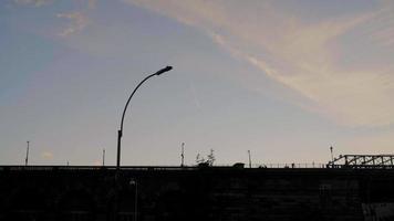 manhattan bridge bij zonsondergang video