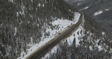 routes sinueuses dans les montagnes rocheuses video