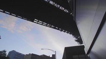 Unterseite der Brooklyn Bridge video