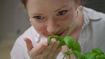 femme reniflant du basilic frais video