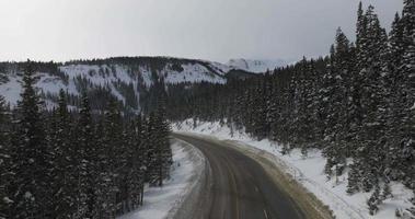 routes sinueuses dans les montagnes rocheuses video