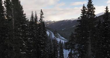 kurvenreiche Straßen in den Rocky Mountains video