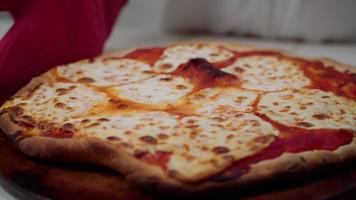 Gekochte Pizza auf die Theke legen video