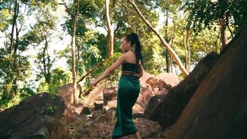 mulheres javanesas com trajes verdes tradicionais dançando dentro da selva enquanto apreciam a atmosfera da natureza video