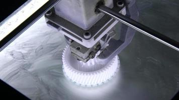 Impresora 3D en proceso de impresión de un objeto.