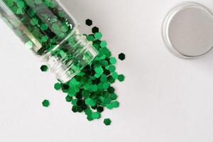 confeti verde derramado de un frasco foto