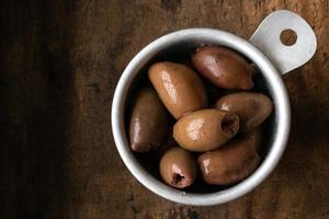 aceitunas kalmata en una taza medidora foto