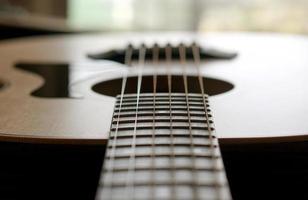 guitarra acústica, usada para tocar música y notas, para cantar una canción, macro abstracta foto