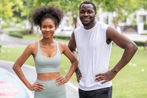 feliz joven pareja afroamericana deportiva foto