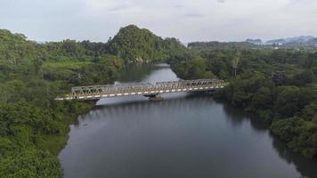 vista de ángulo alto del río, el puente y la colina foto