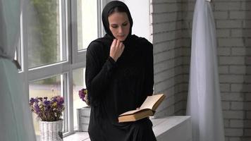 Libro de lectura femenino árabe musulmán en casa. video
