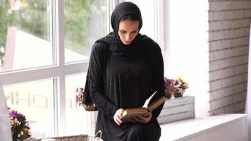 livro de leitura feminino árabe muçulmano em casa. video