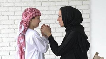 adorável mulher do Oriente Médio brincando com seu filho em casa video