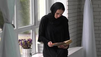 Libro de lectura femenino árabe musulmán en casa. video
