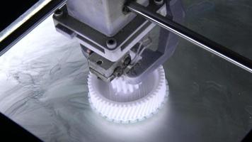 Impressora 3D em processo de impressão de um objeto. video