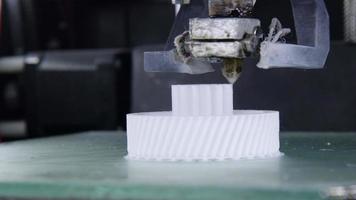 3d stampante nel processi stampa un oggetto. video