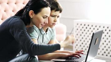 madre y su hijo trabajando en laptop.european people.
