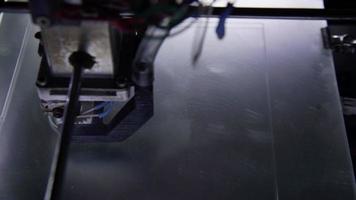 Impresora 3D en proceso de impresión de un objeto. video