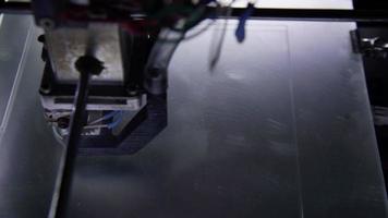 Impressora 3D em processo de impressão de um objeto. video