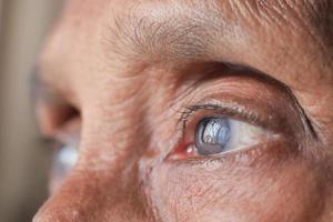 toma de detalle del ojo de una mujer mayor asiática foto