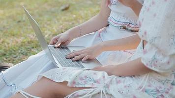 deux belles jeunes femmes parlant et profitant d'une journée d'automne ensoleillée video