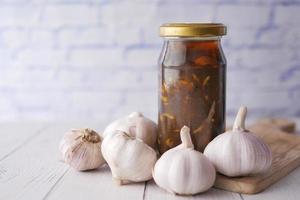 pepinillo de ajo casero en un frasco de vidrio sobre la mesa, foto