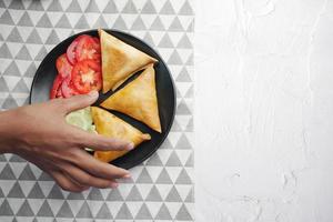 samosa, una comida callejera popular india, de cerca foto