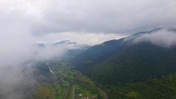 vista aérea hermoso pueblo de cañón ubicado a lo largo del río. video